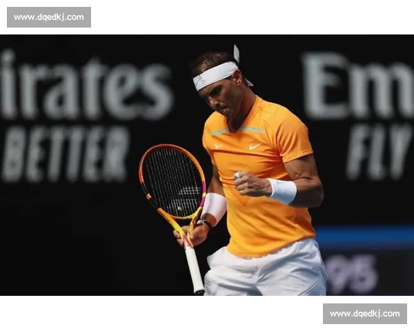 网球赛场激战正酣 球员们为荣耀与胜利奋力拼搏 上演精彩对决