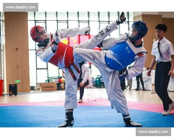 激烈对决瞬间展现跆拳道运动员力量与技巧的精彩赛事
